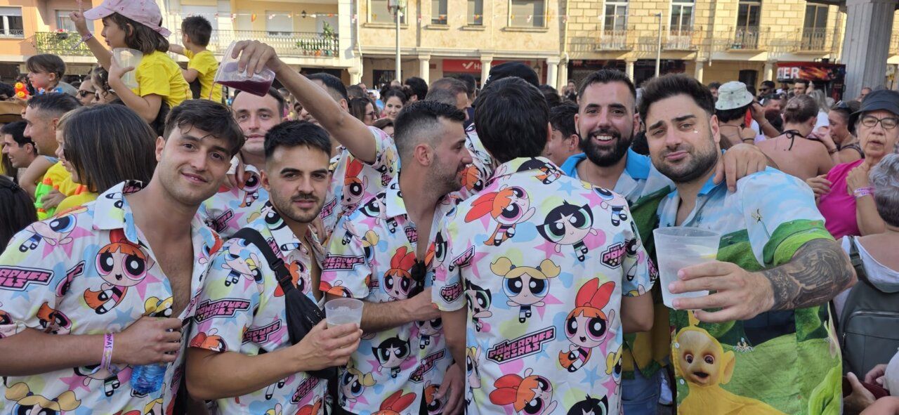Grupo de amigos celebrando en el chupinazo de Guijuelo 2026