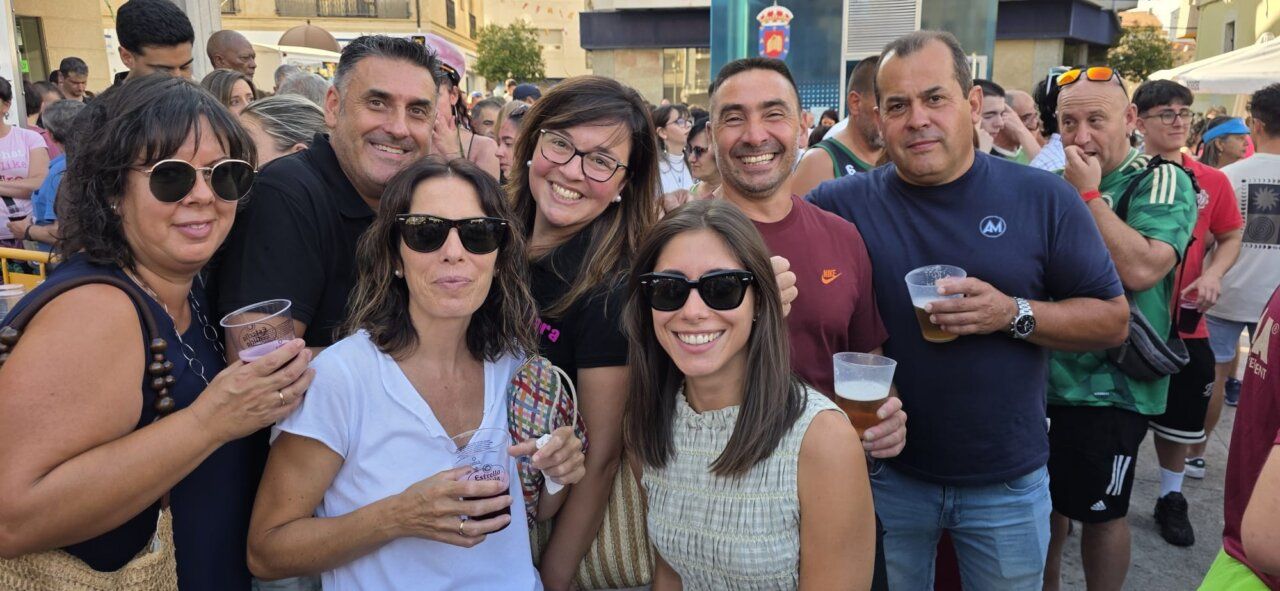 Grupo de personas sonriendo durante el chupinazo en Guijuelo