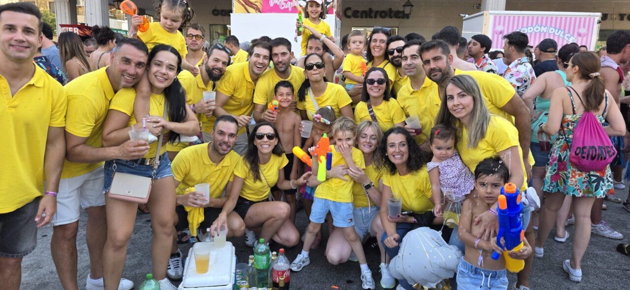 Grupo de personas celebrando el Chupinazo en Guijuelo con camisetas amarillas
