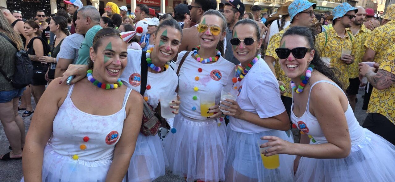 Grupo de mujeres celebrando en el chupinazo de Guijuelo