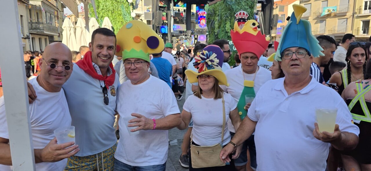 Grupo de personas celebrando el chupinazo en Guijuelo con sombreros coloridos