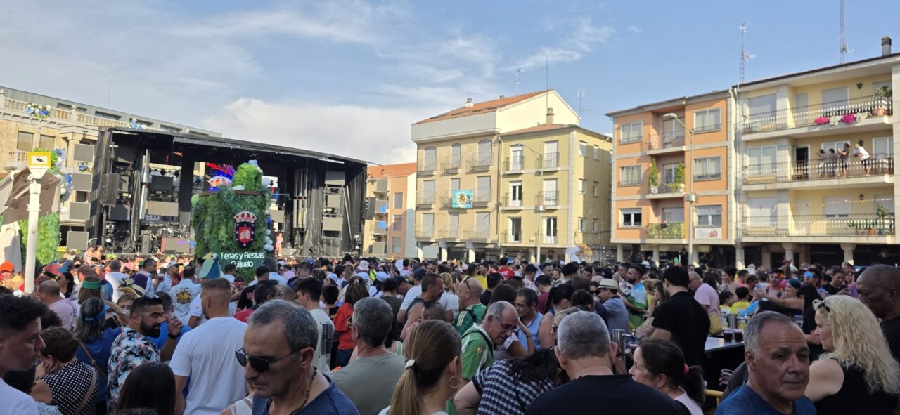 Multitud de personas celebrando el chupinazo en Guijuelo