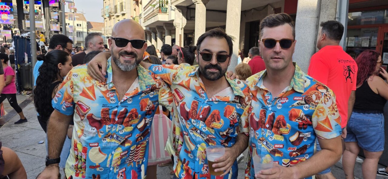 Tres hombres sonrientes con camisas coloridas en una fiesta