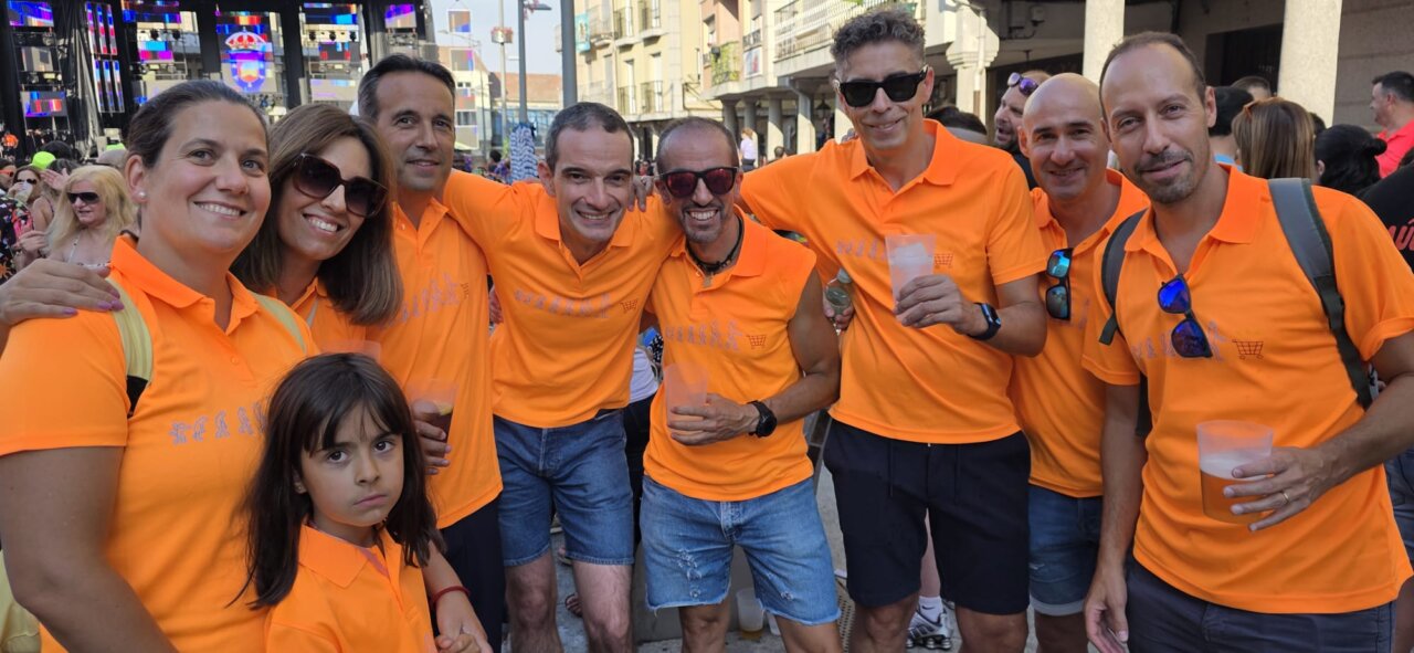 Grupo de personas con camisetas naranjas en el chupinazo de Guijuelo