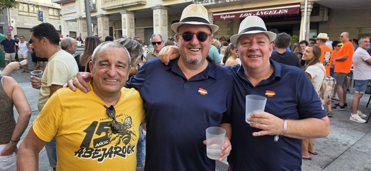 Tres hombres sonrientes celebrando en el chupinazo de Guijuelo