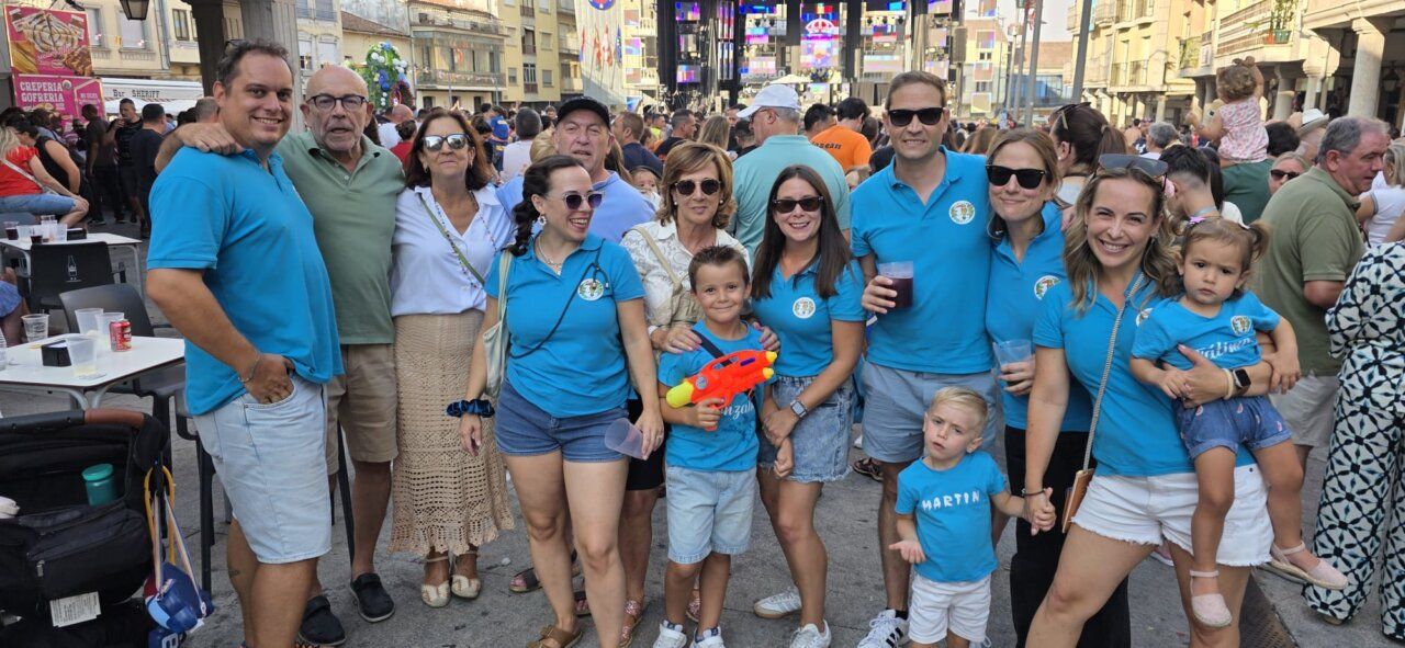 Grupo de personas celebrando el chupinazo en Guijuelo