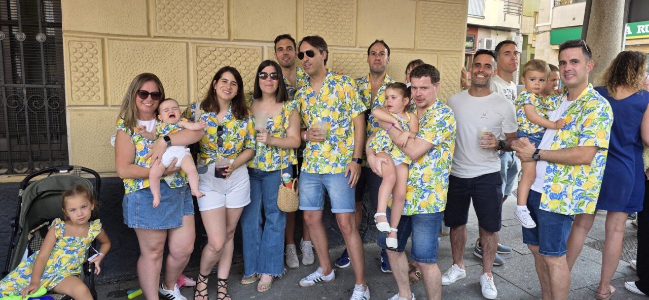 Grupo de personas celebrando el chupinazo en Guijuelo con camisetas coloridas.