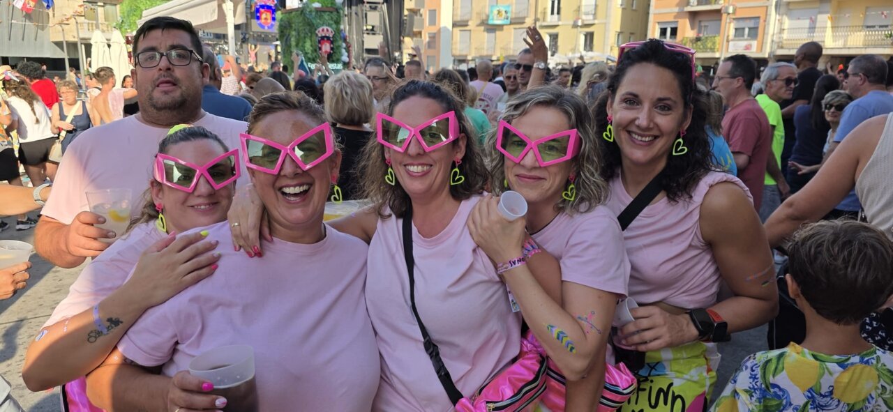 Grupo de personas celebrando en el chupinazo de Guijuelo con gafas rosas