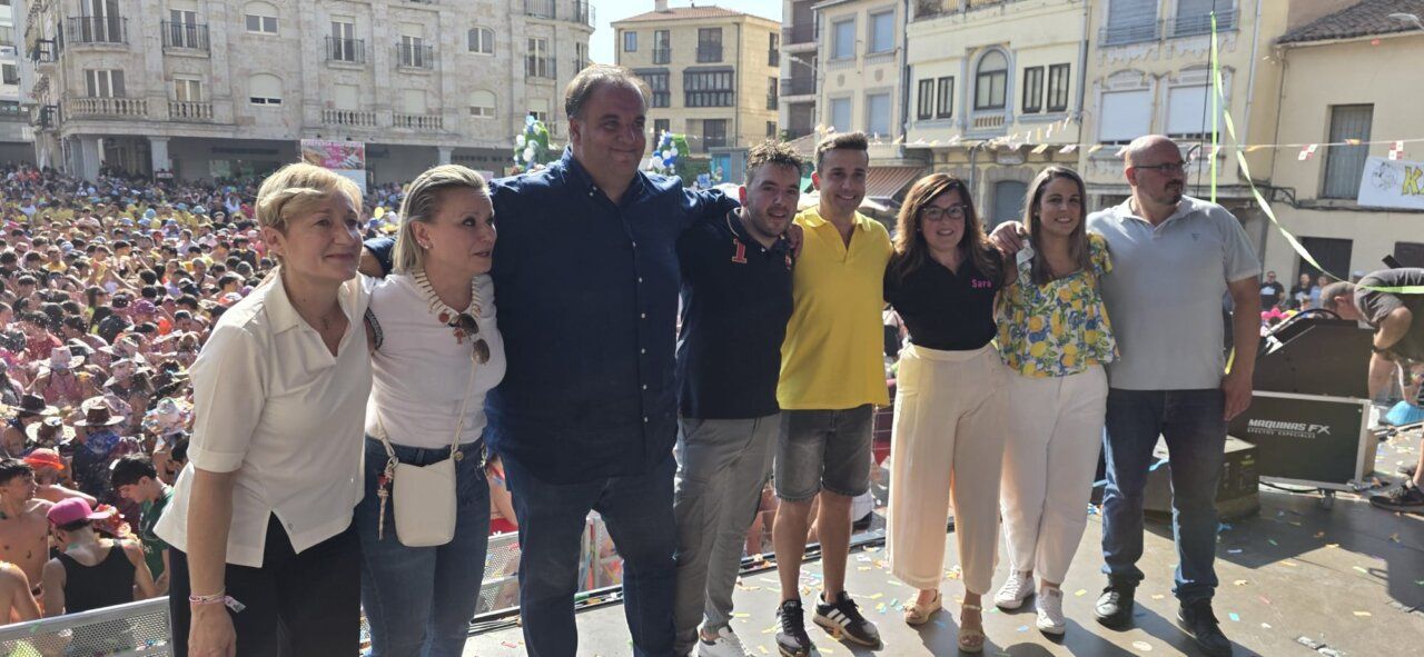 Grupo de personas en el chupinazo de las fiestas de Guijuelo