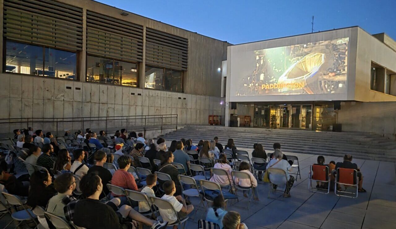 Proyección de la película Paddington en la Biblioteca Torrente Ballester