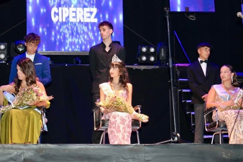 Presentación de la Corte de Honor en las fiestas de Cipérez