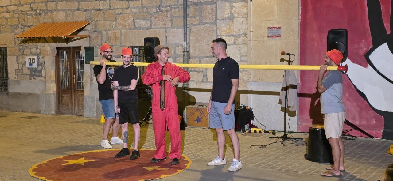 Espectáculo de circo en la Plaza de España de Villamayor con payasos y risas.
