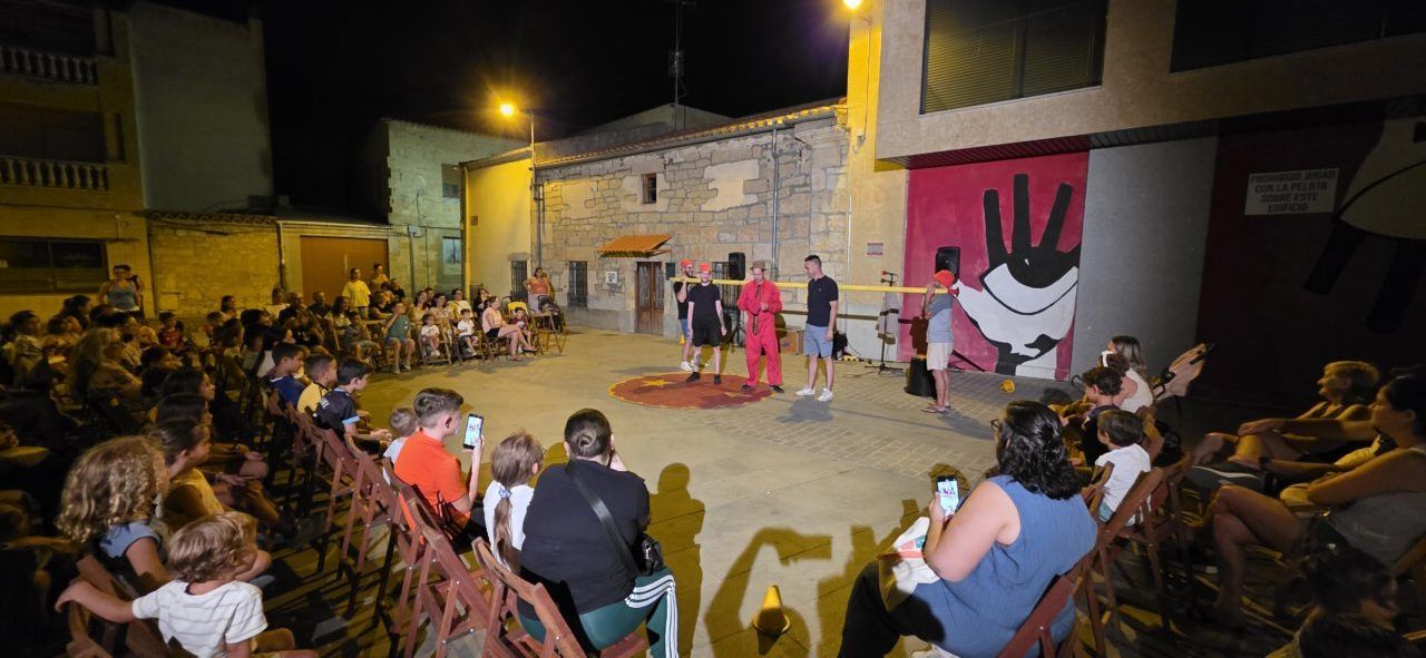 Espectáculo de circo en la Plaza de España de Villamayor con público disfrutando