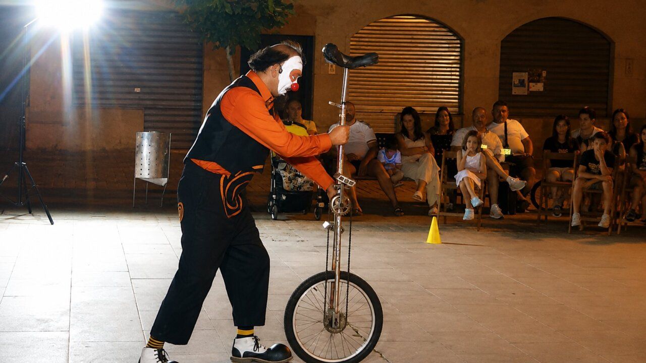 Payaso actuando en la Plaza de España durante un espectáculo de circo