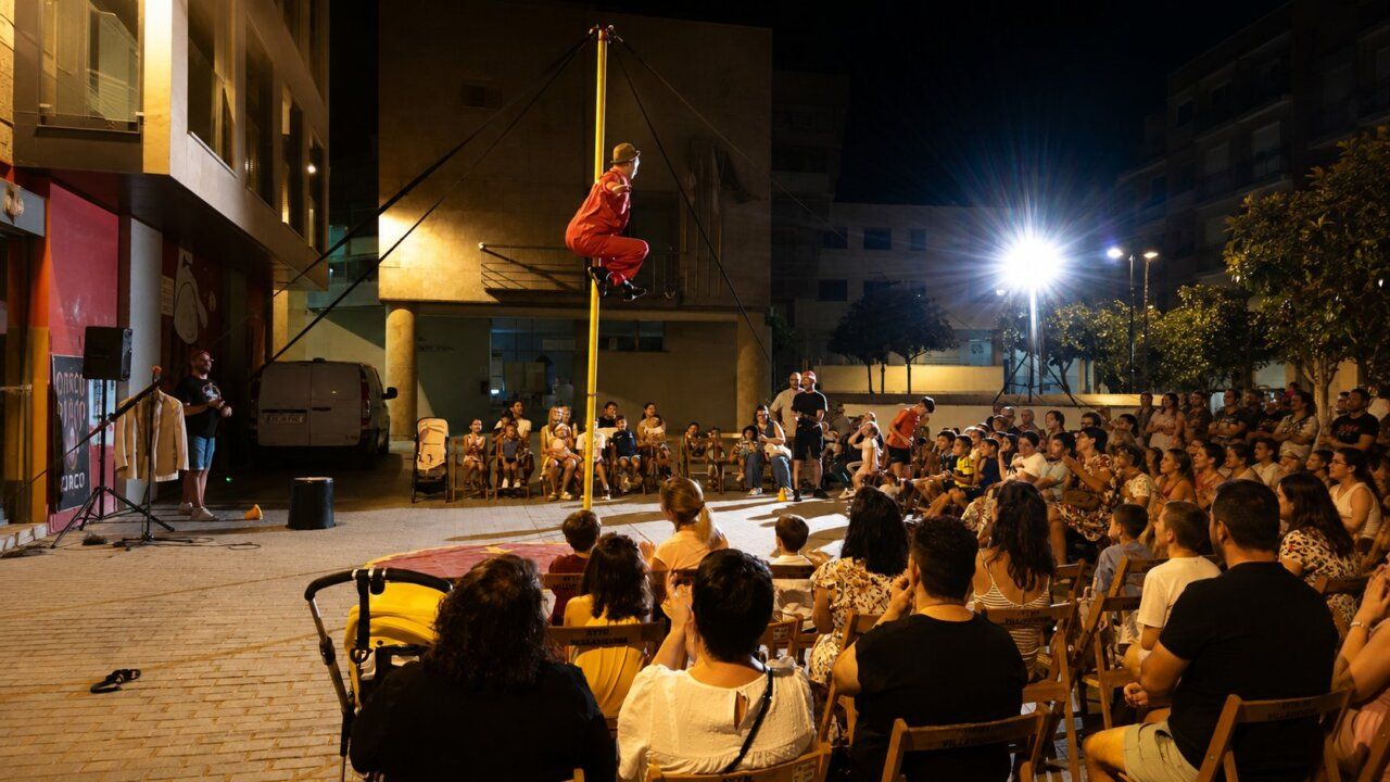 Espectáculo de circo en la Plaza de España de Villamayor con público disfrutando.