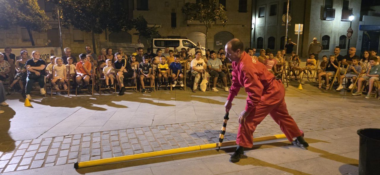 Un payaso actuando frente a un público en la Plaza de España de Villamayor