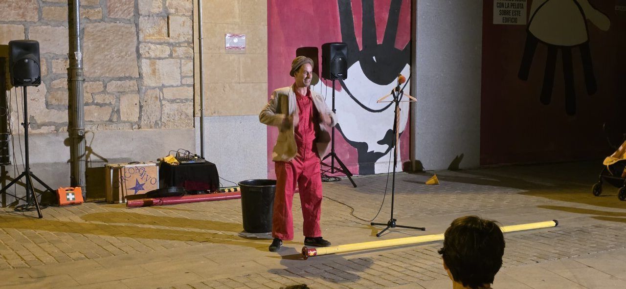 Un payaso actuando en la Plaza de España de Villamayor durante un espectáculo de circo.