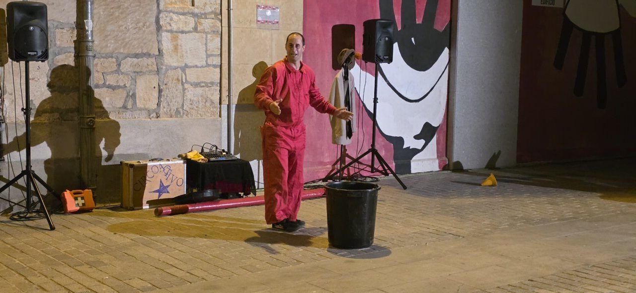 Payaso actuando en la Plaza de España de Villamayor durante un espectáculo de circo