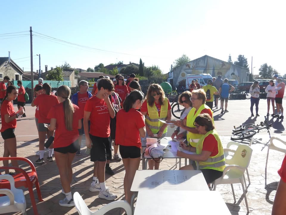 Participantes registrándose en el Circuito Conectando Pueblos en Salamanca