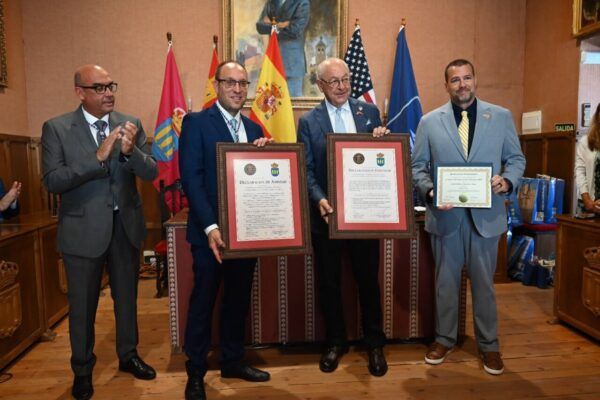 Ceremonia de hermanamiento entre Ciudad Rodrigo y Franklin con documentos firmados