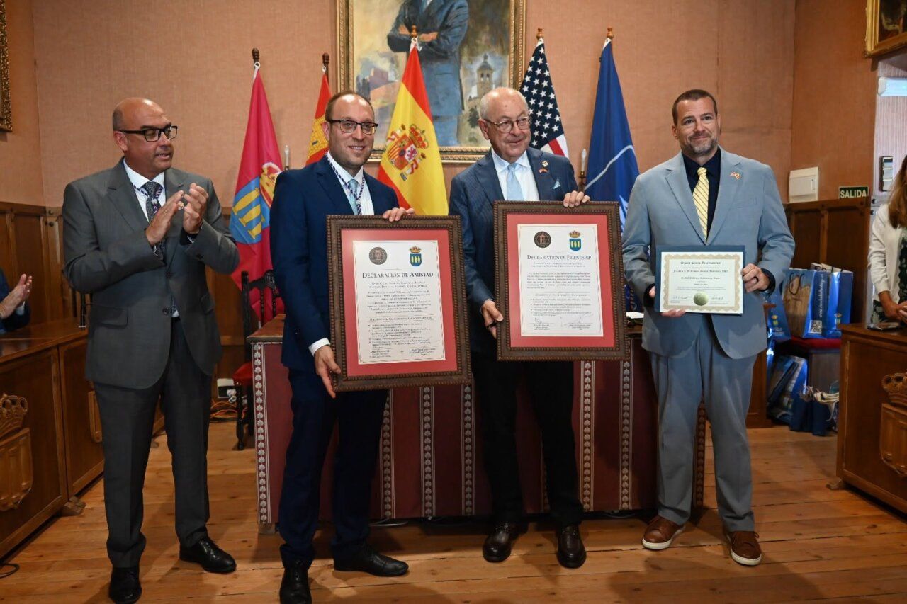 Ceremonia de hermanamiento entre Ciudad Rodrigo y Franklin con documentos firmados