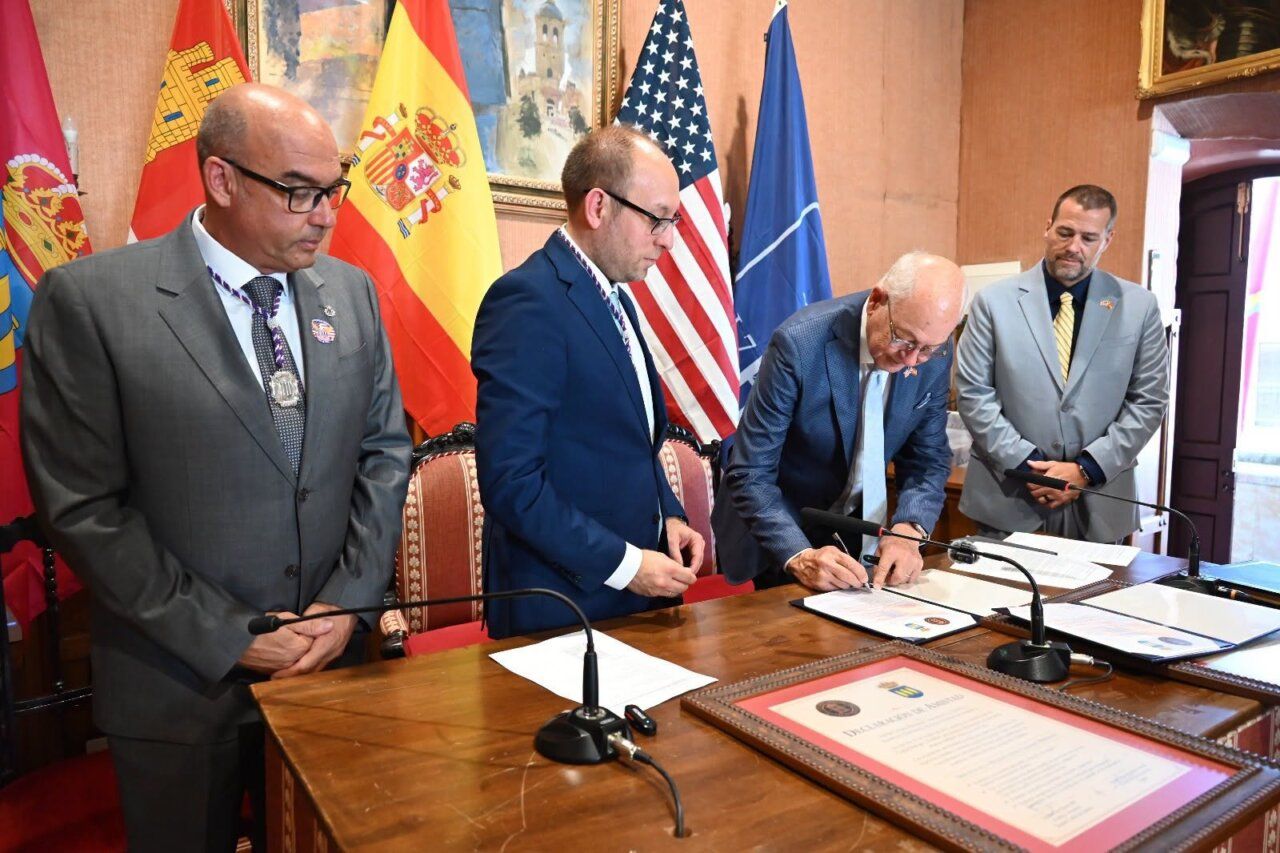 Ceremonia de hermanamiento entre Ciudad Rodrigo y Franklin con alcaldes firmando acuerdo