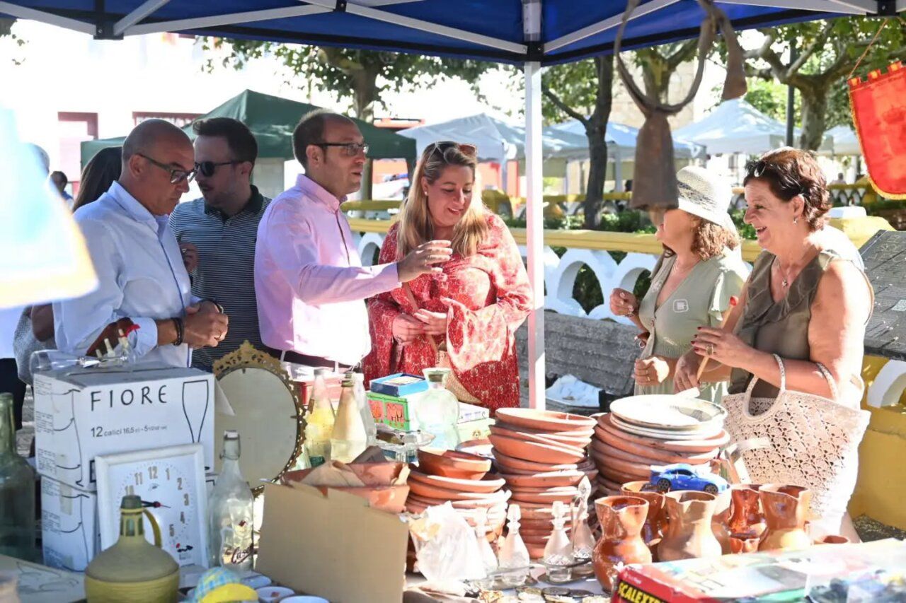 Personas disfrutando del Martes Chico en Ciudad Rodrigo con puestos de artesanía.