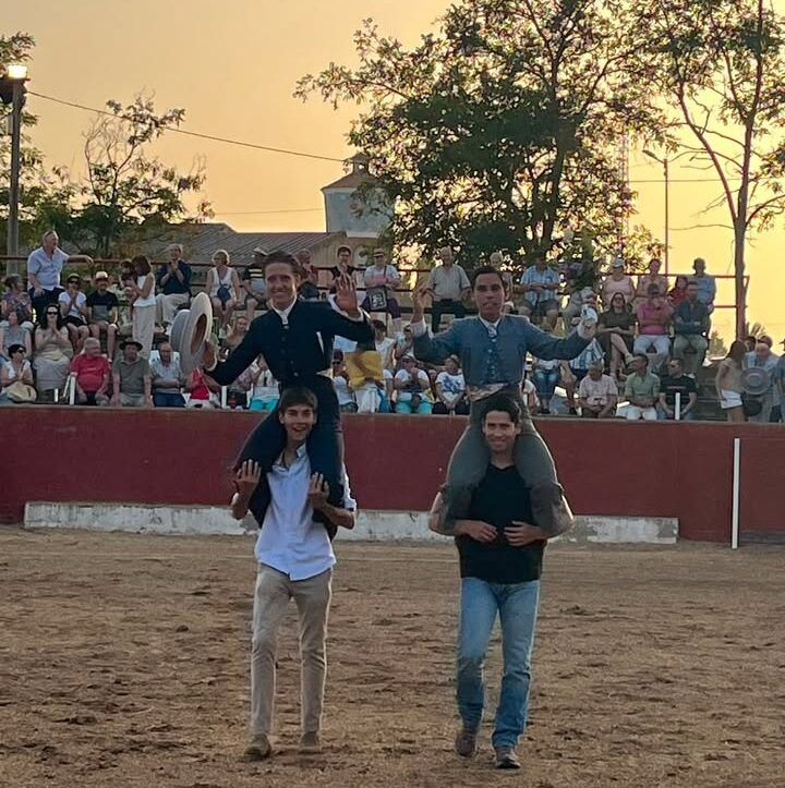 Tres jóvenes celebrando en una clase práctica de tauromaquia en Parada de Rubiales.