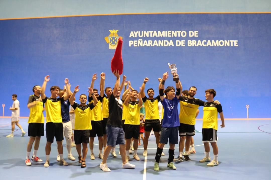 Jugadores celebrando la victoria en el campeonato de fútbol sala 2026