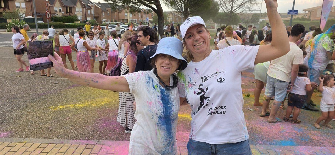 Participantes de la Color Party en Villamayor llenos de polvos de colores