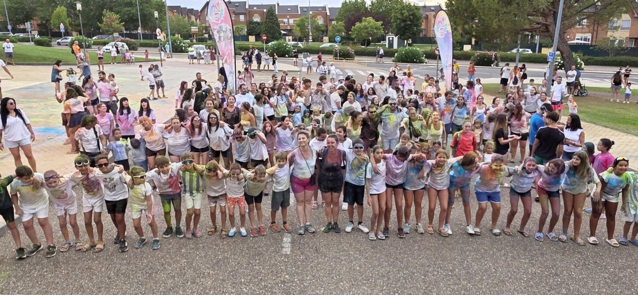 Participantes de la Color Party en Villamayor llenos de polvos de colores