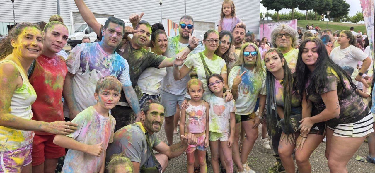 Grupo de personas disfrutando en la Color Party de Villamayor