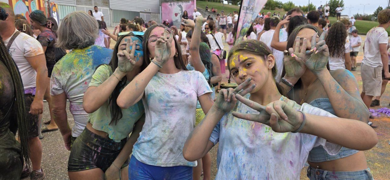 Participantes de la Color Party en Villamayor llenos de polvos de colores