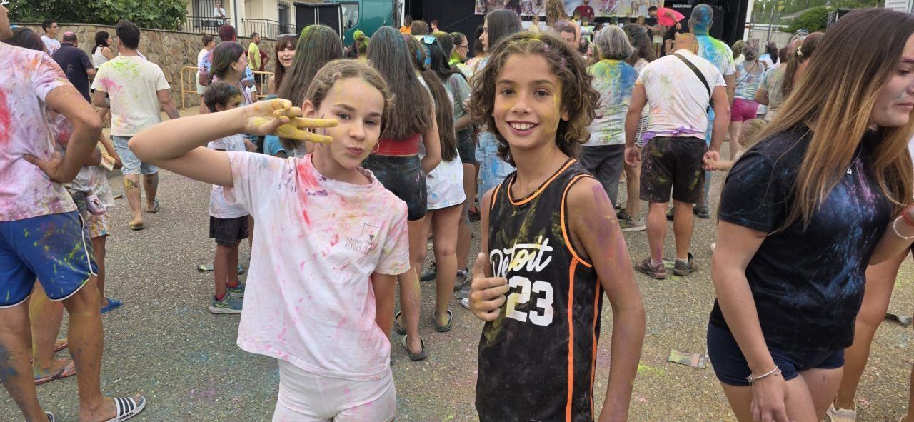 Niños disfrutando de la Color Party en Villamayor, llenos de polvos de colores.