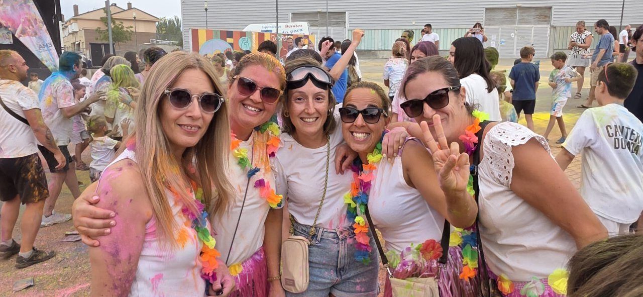 Grupo de personas disfrutando en la Color Party de Villamayor