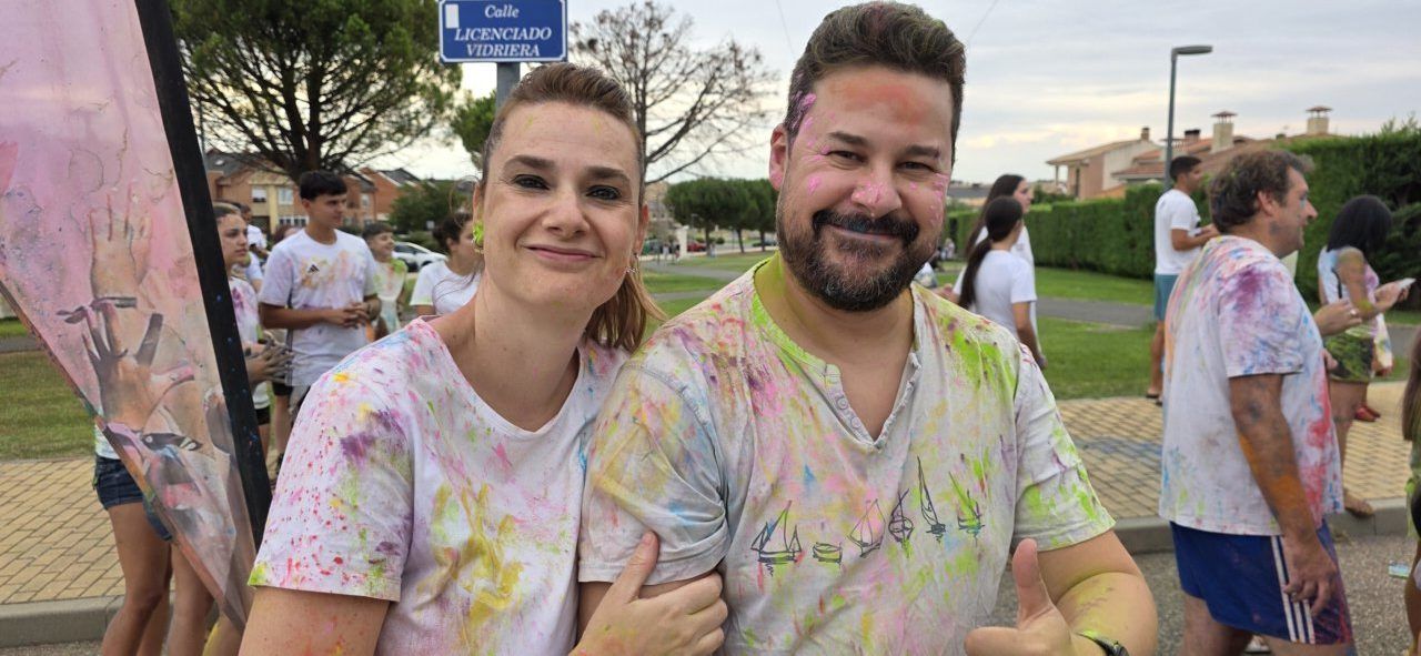 Participantes de la Color Party en Villamayor con camisetas llenas de colores
