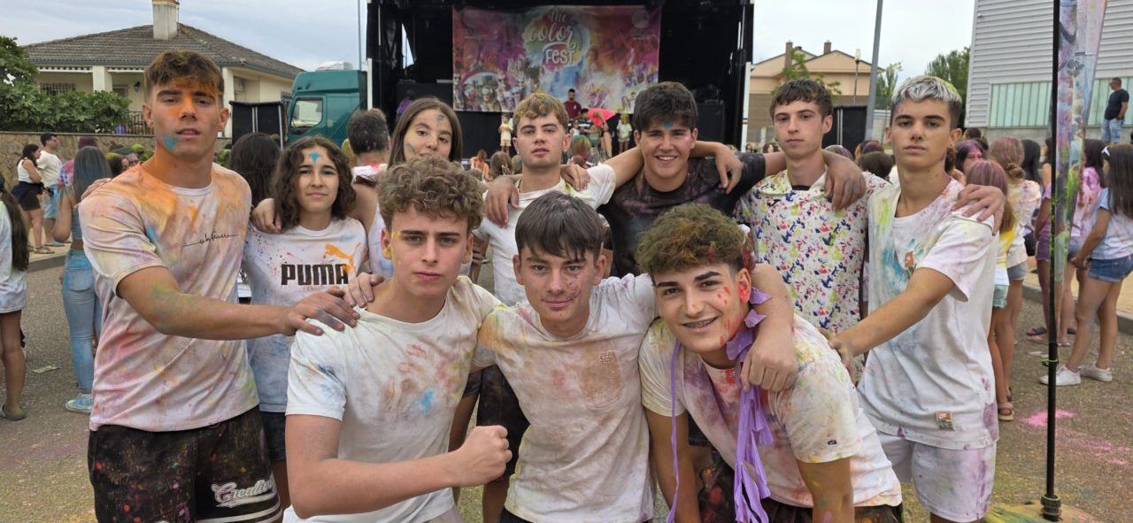 Grupo de jóvenes disfrutando en la Color Party de Villamayor