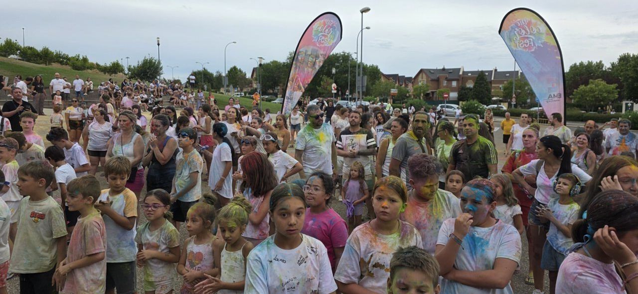 Participantes en la Color Party de Villamayor llenos de polvos de colores