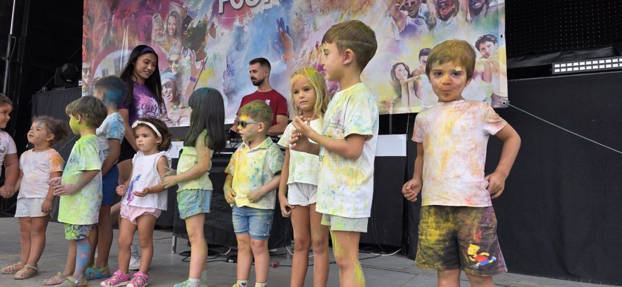 Niños disfrutando de la Color Party en Villamayor llenos de polvos de colores
