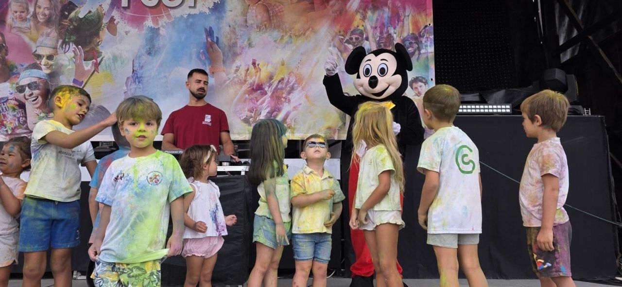 Niños disfrutando de la Color Party en Villamayor con polvos de colores