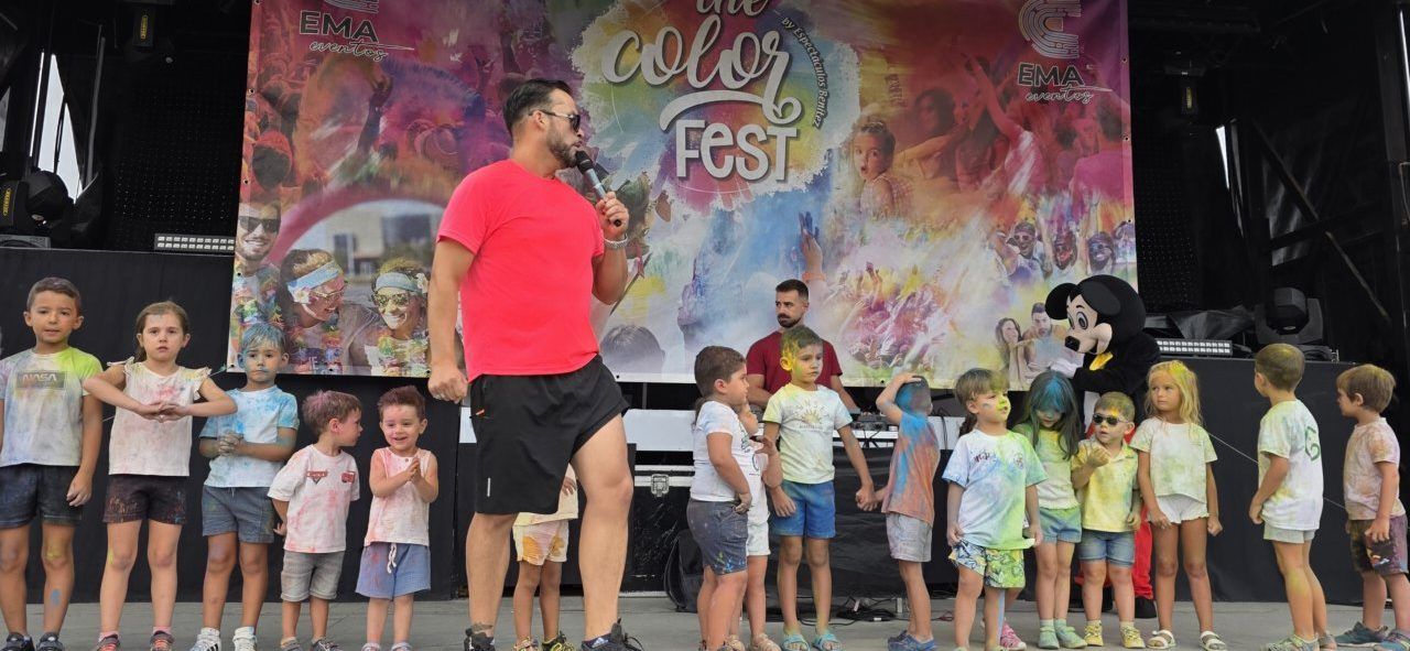Niños disfrutando de la Color Party en Villamayor con polvos de colores