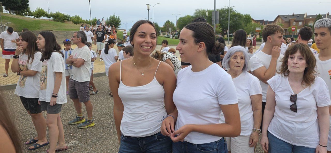 Participantes de la Color Party en Villamayor con camisetas blancas