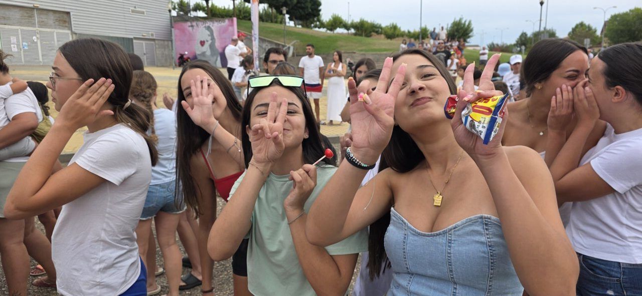 Grupo de jóvenes disfrutando en la Color Party de Villamayor