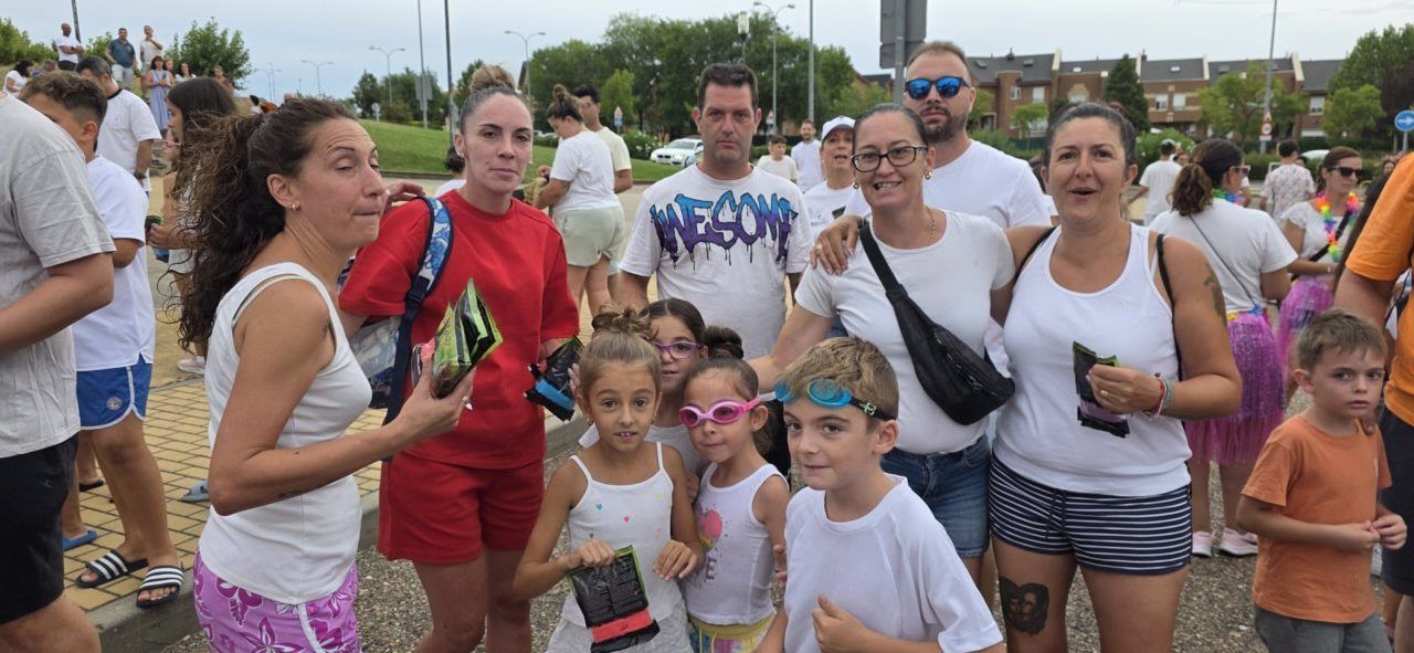 Grupo de personas en la Color Party de Villamayor con camisetas blancas y polvos de colores.