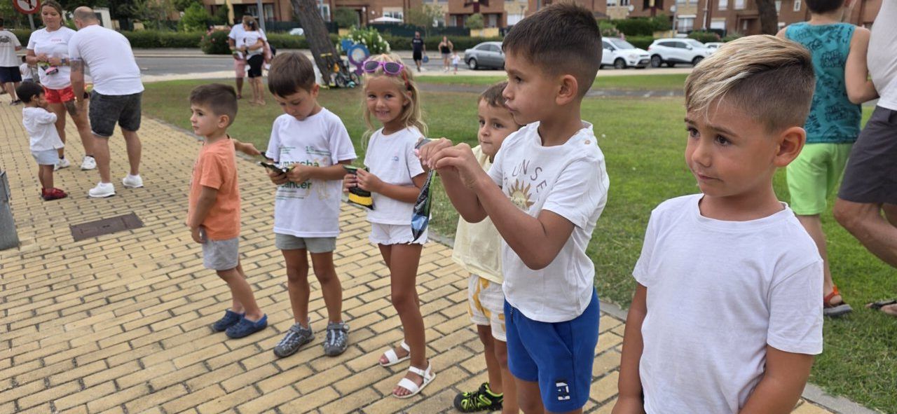 Niños esperando en la Color Party de Villamayor con camisetas blancas
