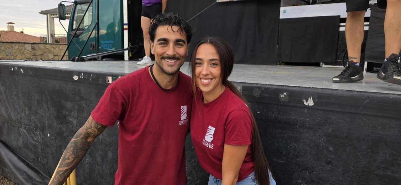 Dos personas sonriendo en la Color Party de Villamayor