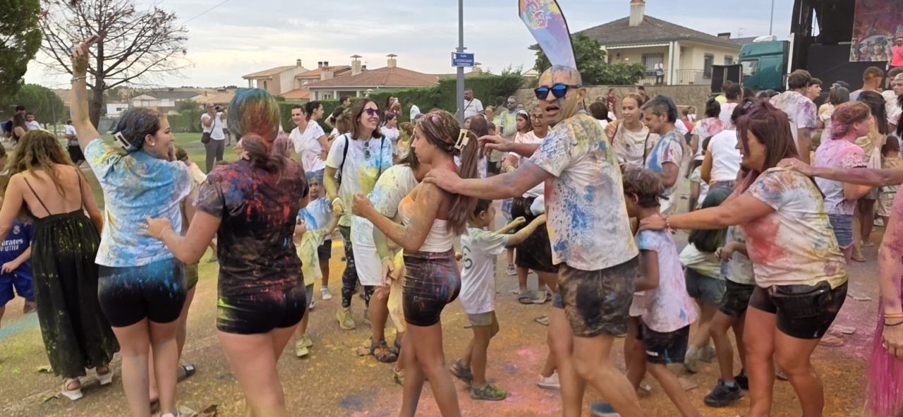 Participantes de la Color Party en Villamayor disfrutando de una fiesta de colores