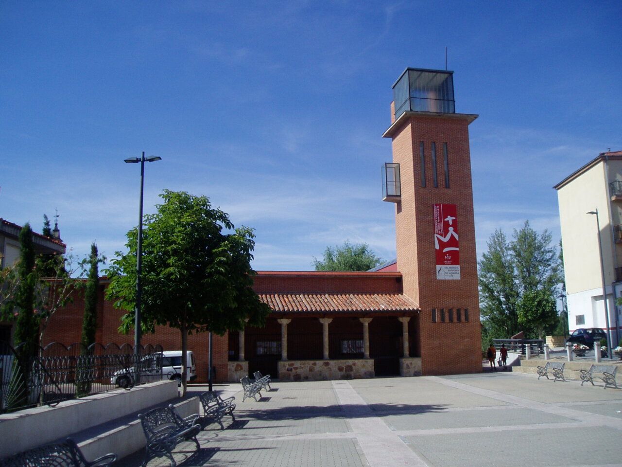 Plaza de la Iglesia en Santa Marta de Tormes con árboles y bancos