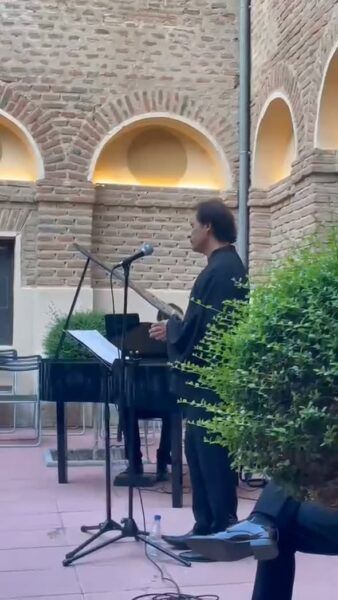 Artista Juan Santamaría cantando en el claustro del convento de San Juan de la Cruz
