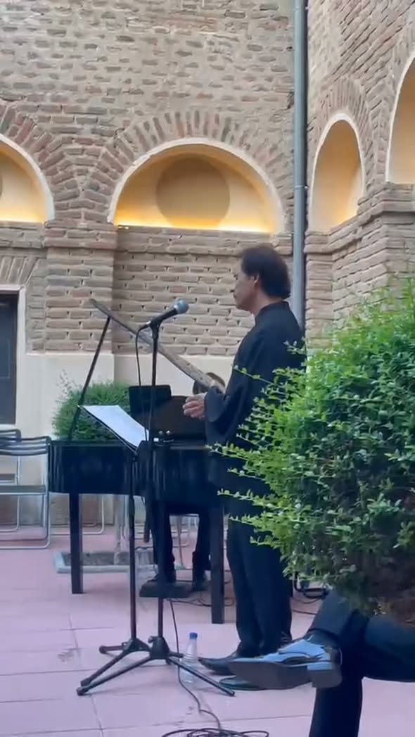 Artista Juan Santamaría cantando en el claustro del convento de San Juan de la Cruz